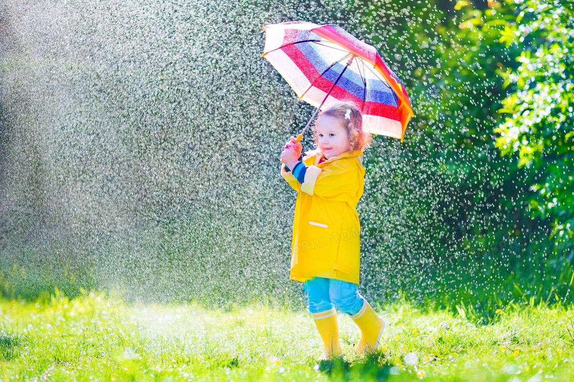 雨中打着雨伞的小女孩摄影高清图片