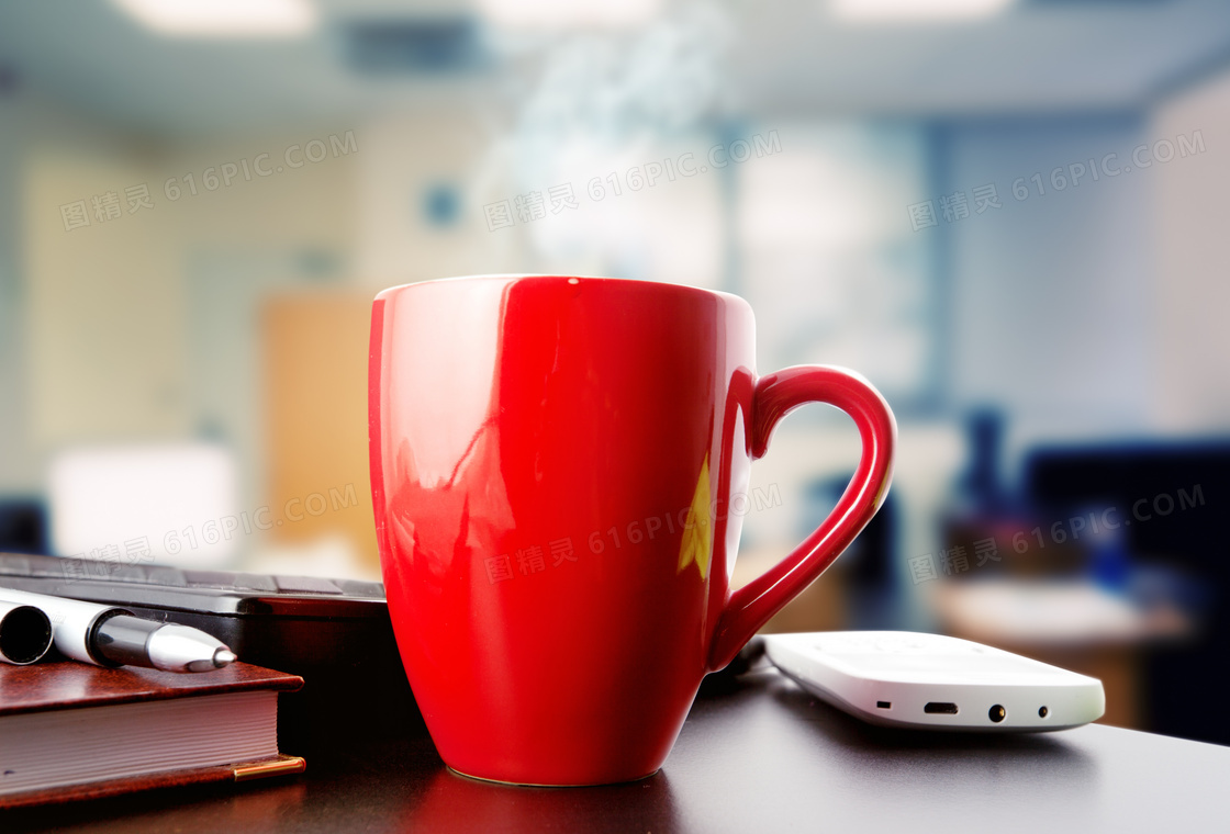 办公桌上的红色咖啡杯摄影高清图片
