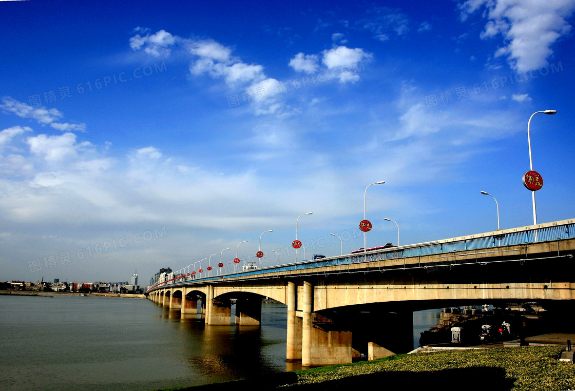 蓝天白云下的长虹大桥摄影图片