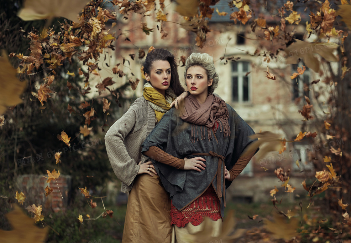 飘落叶子中的两个美女摄影高清图片