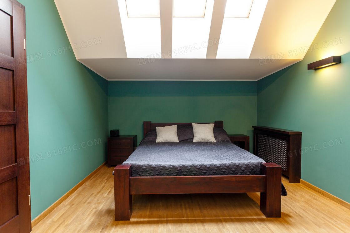 卧室大床与墙上的壁灯摄影高清图片