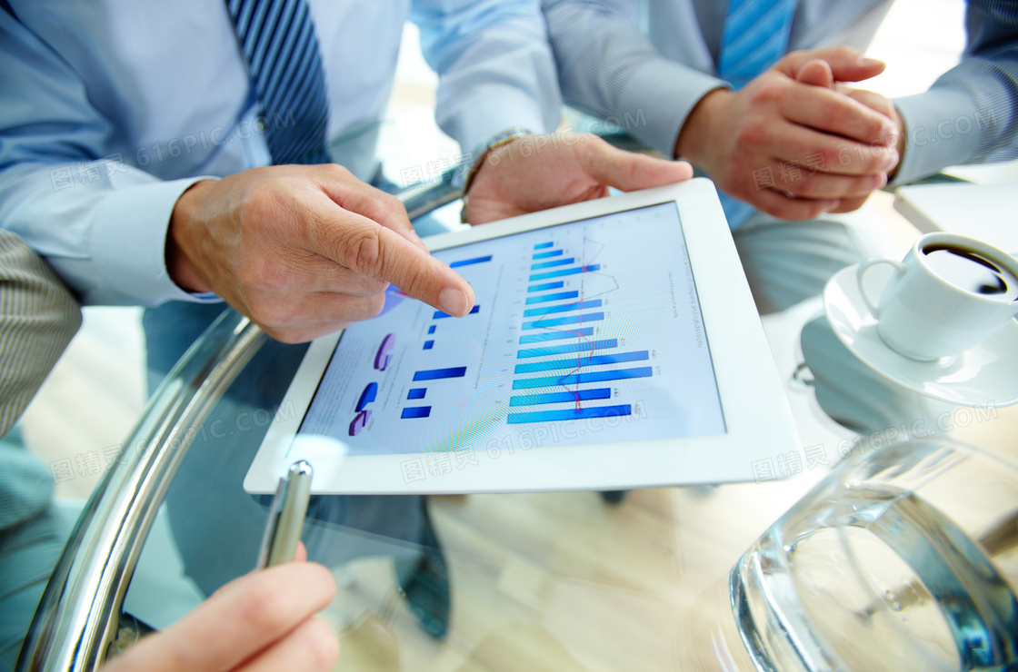 在一起探讨问题的人物摄影高清图片