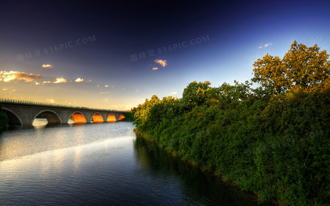 夕阳下的拱桥风光摄影图片