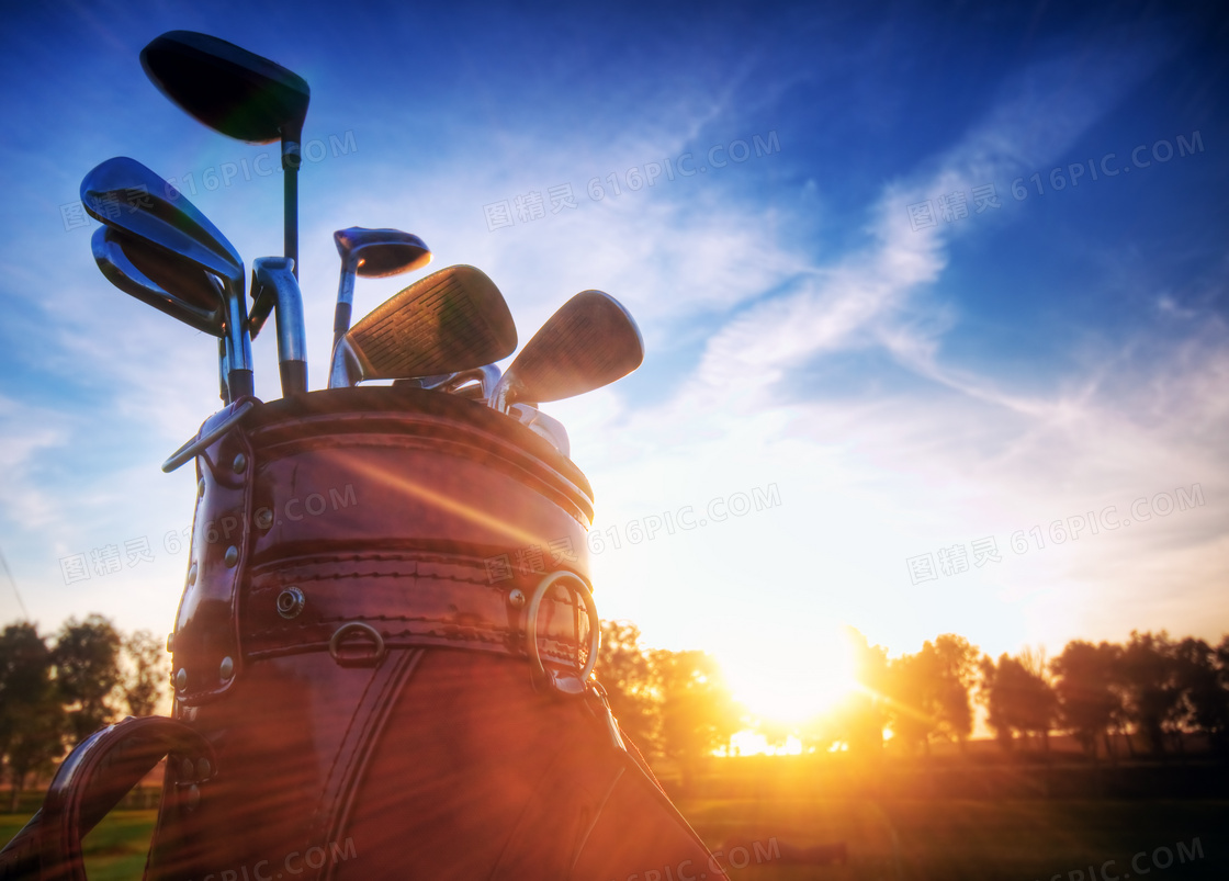 高尔夫球包与树木逆光摄影高清图片
