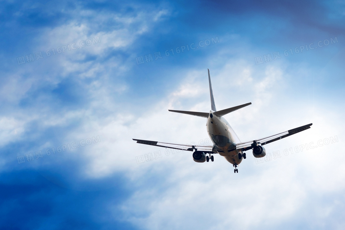 蓝天白云与空中的飞机摄影高清图片