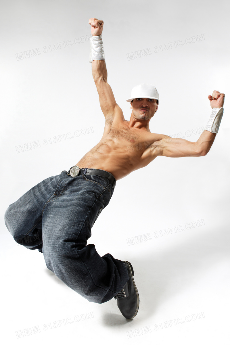 展示舞技的街舞肌肉男摄影高清图片