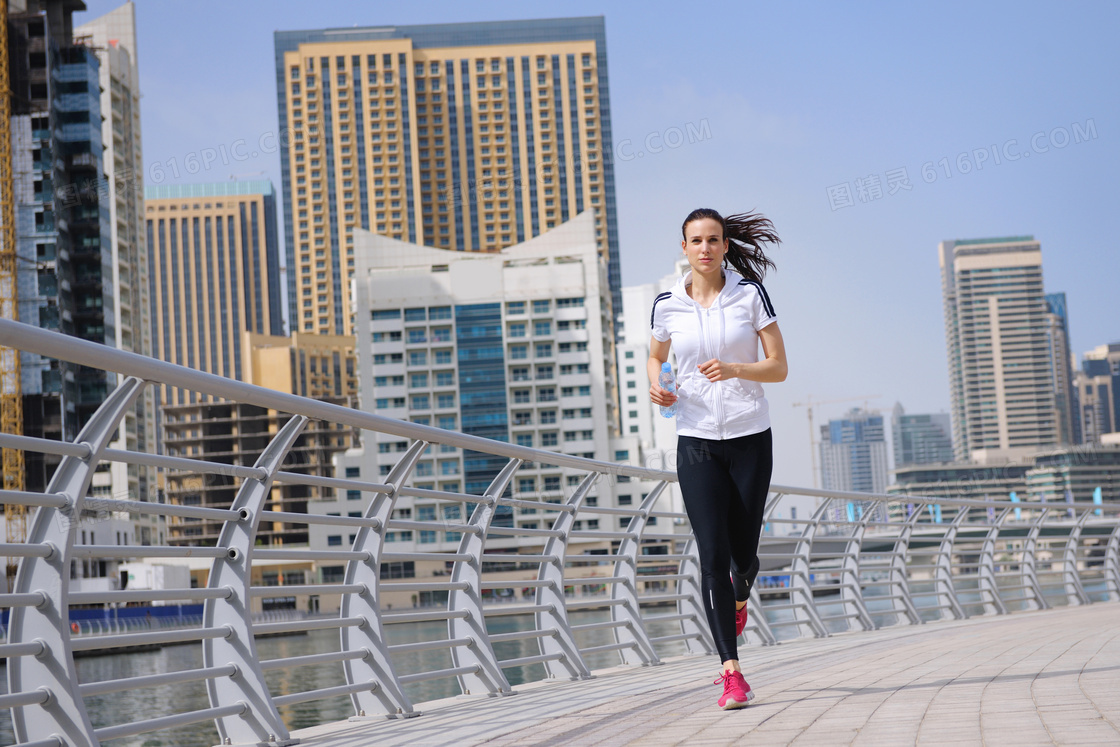 一身运动装的跑步美女摄影高清图片