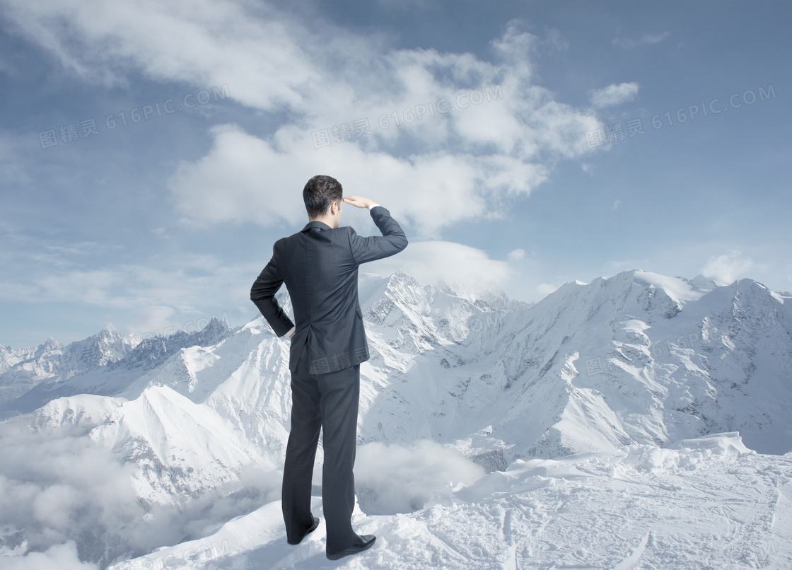 站在雪山顶眺望的男人摄影高清图片