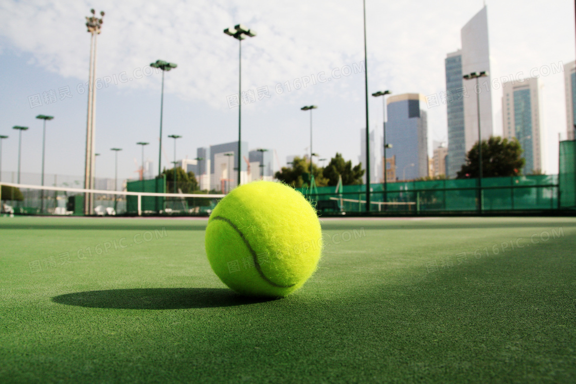 放在球场上的网球特写摄影高清图片