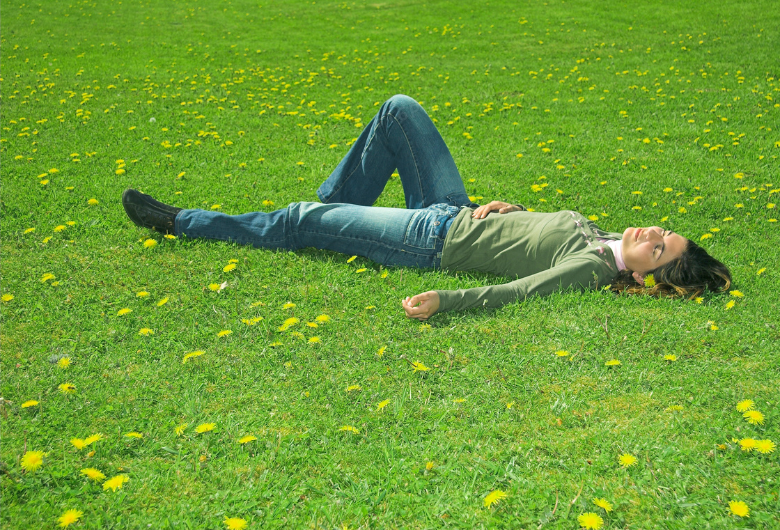 躺在青青草地上的人物摄影高清图片