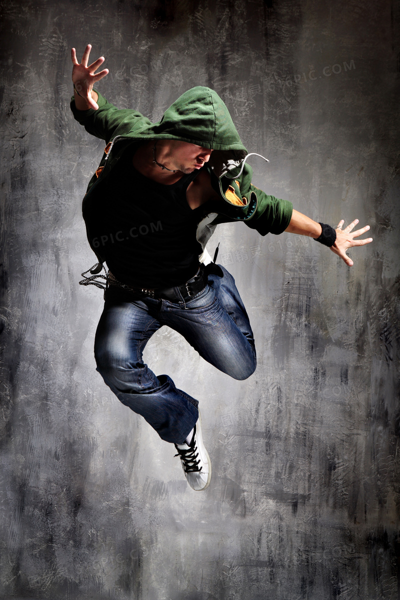 高高跳起的动感街舞男摄影高清图片