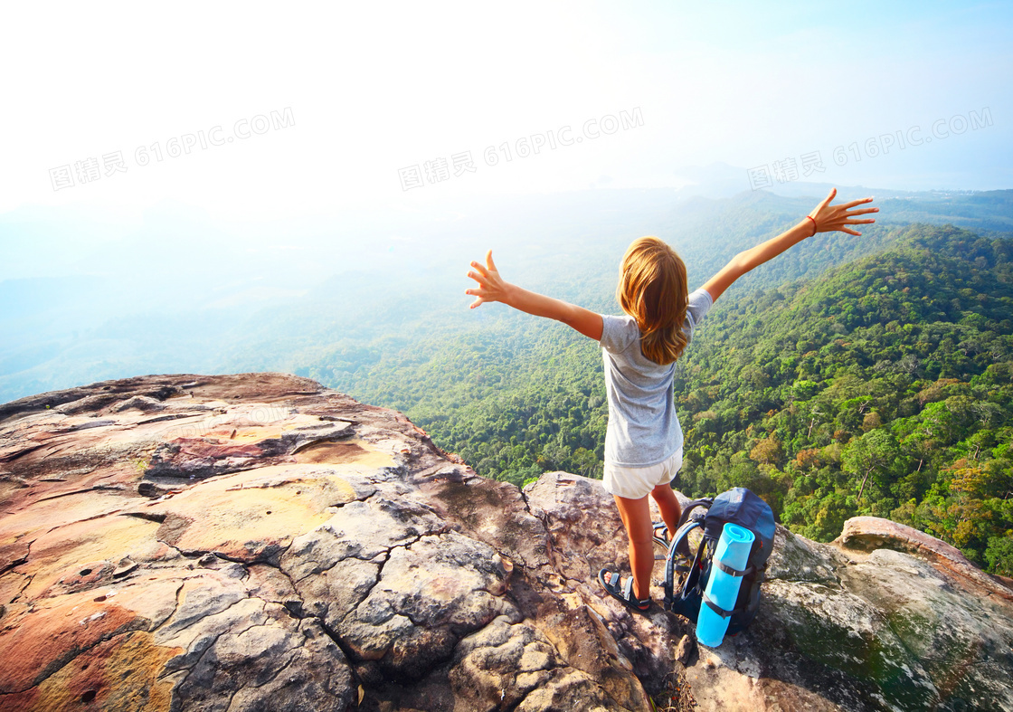 站在山顶伸双臂的游客摄影高清图片