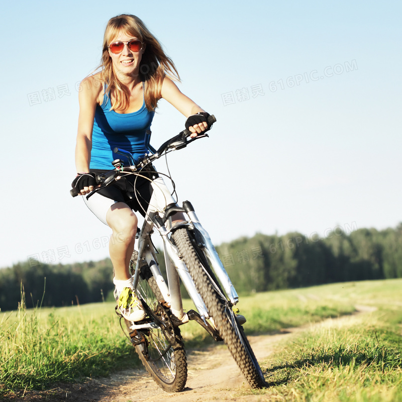 户外骑着自行车的美女摄影高清图片