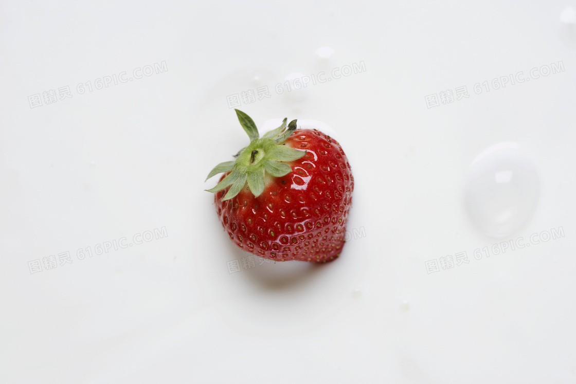 泡在牛奶里的草莓特写摄影高清图片
