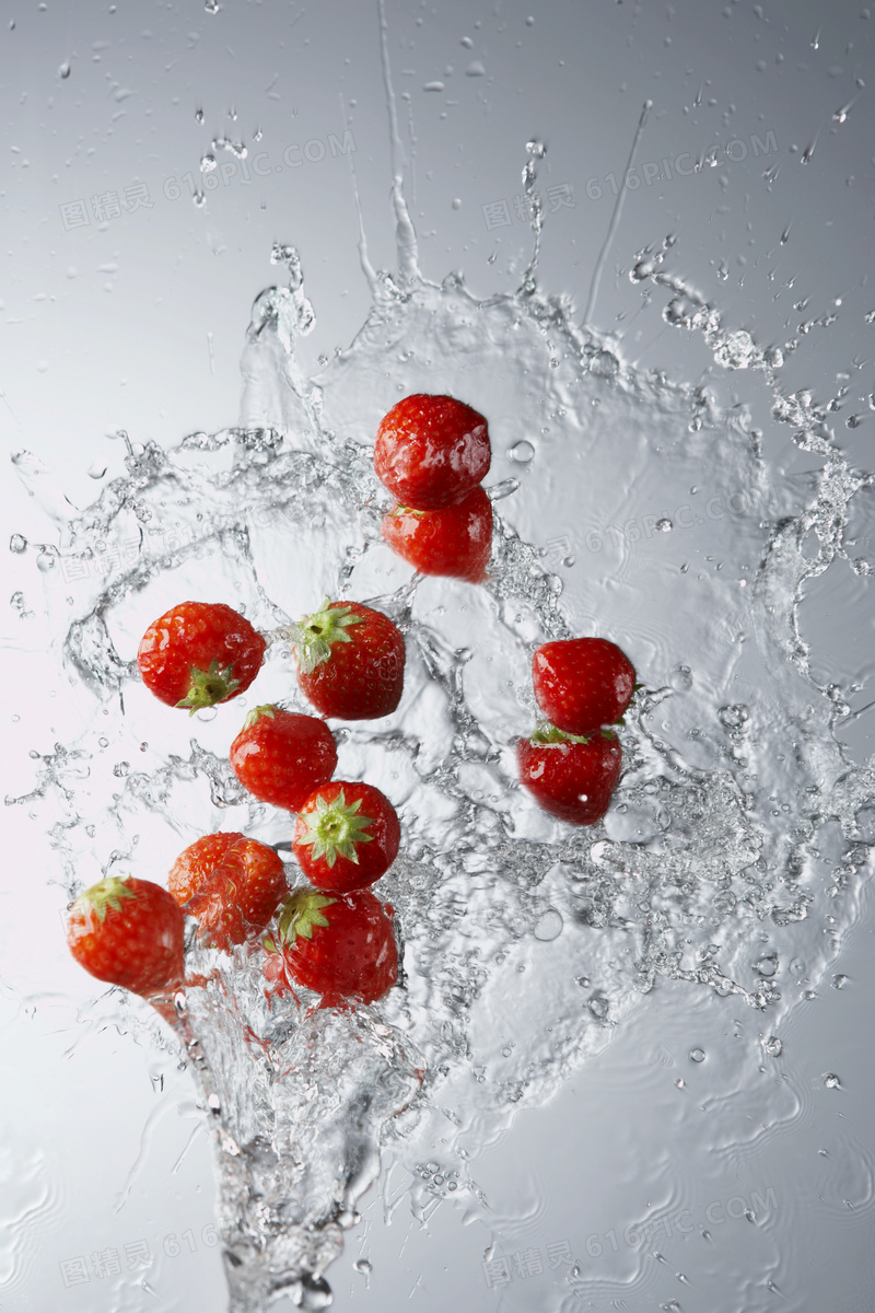 多个草莓与激起的水花摄影高清图片