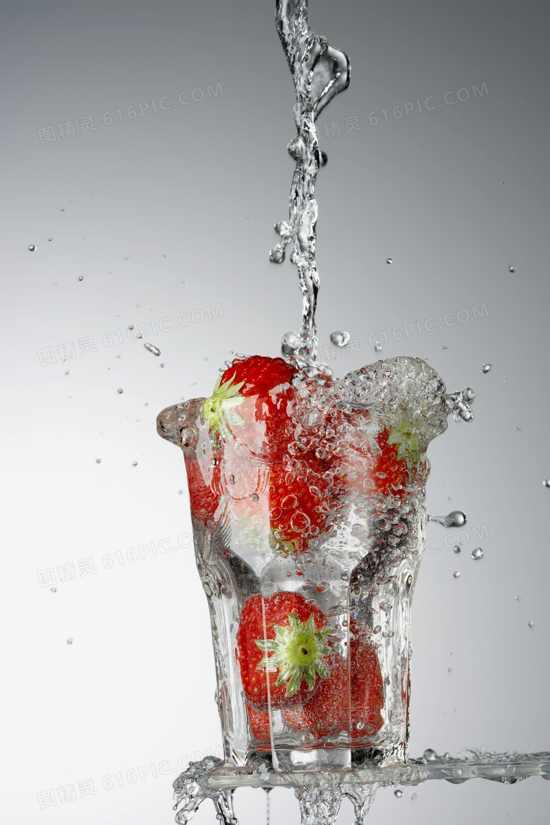 新鲜草莓与注水的水杯摄影高清图片
