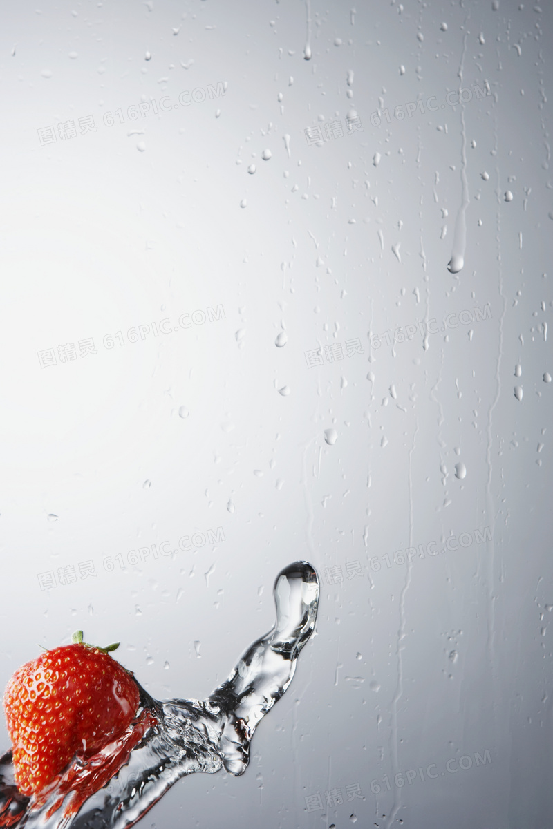 新鲜的草莓与水流水珠创意高清图片