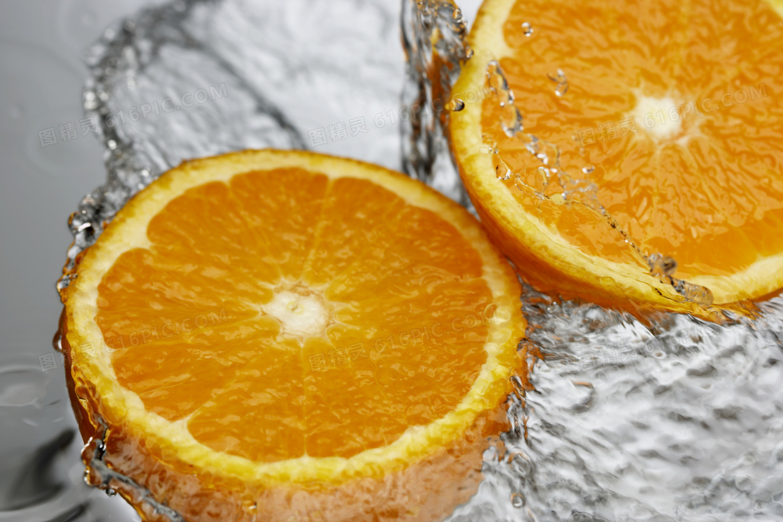 水花与切开的一个橙子摄影高清图片