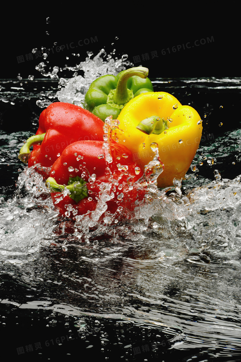 新鲜辣椒与溅起的水花摄影高清图片