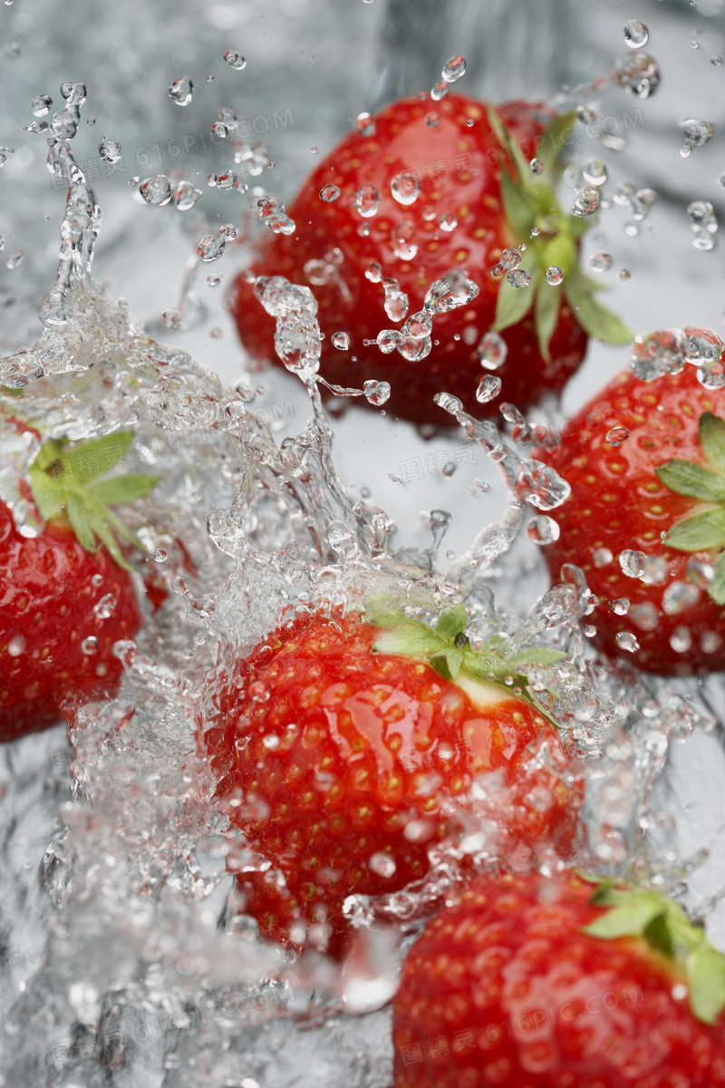 新鲜草莓与激起的水花摄影高清图片