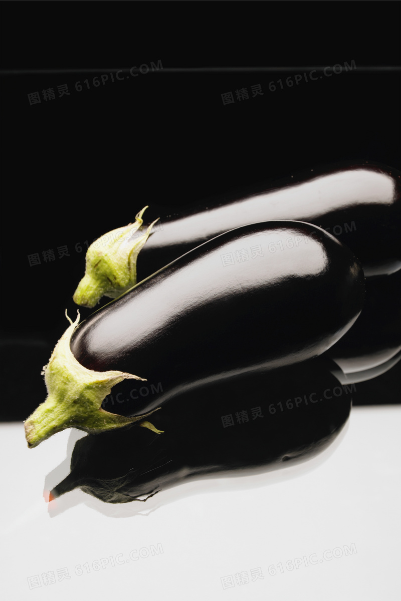 黑色背景前的新鲜茄子摄影高清图片