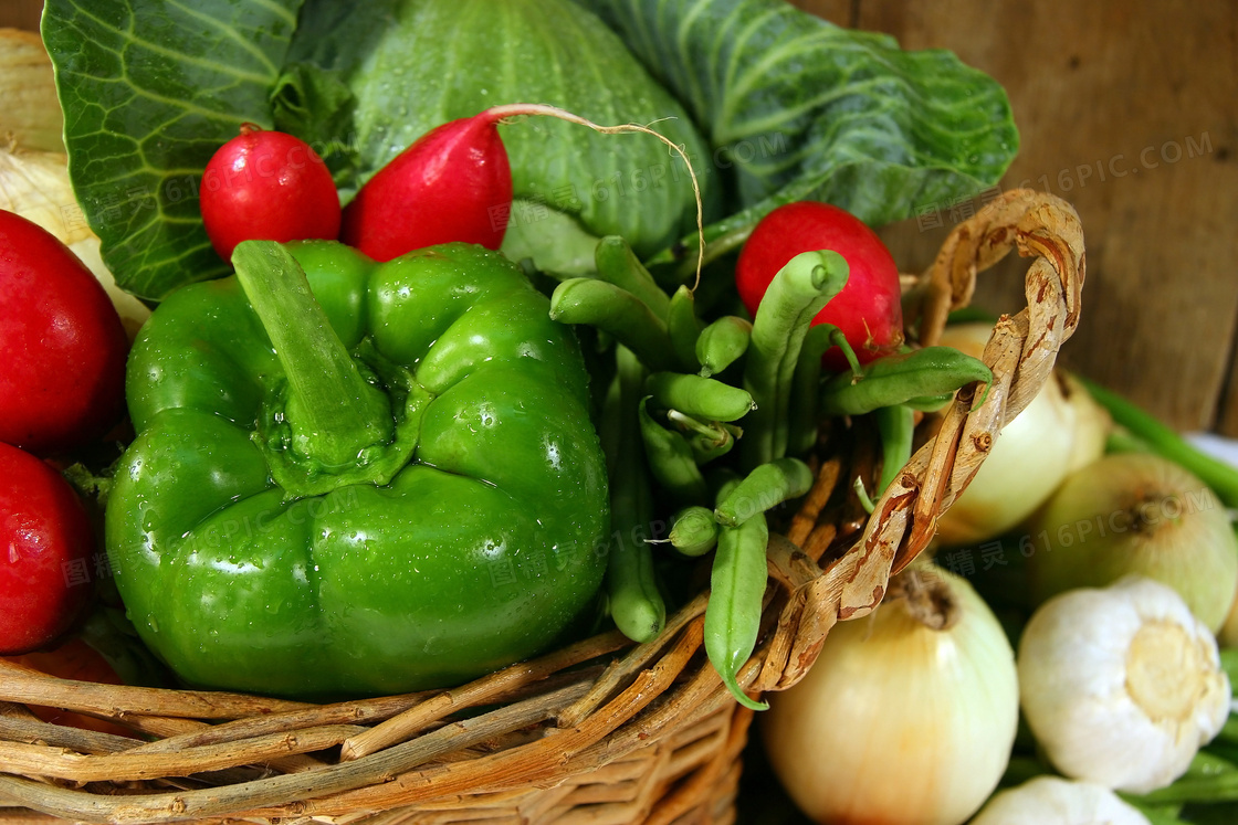 菜篮子里的多种蔬菜摄影高清图片