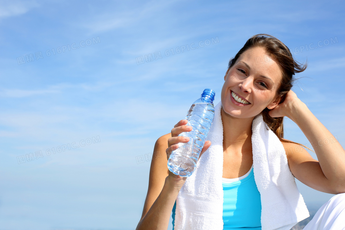 在运动之后喝水的人物摄影高清图片