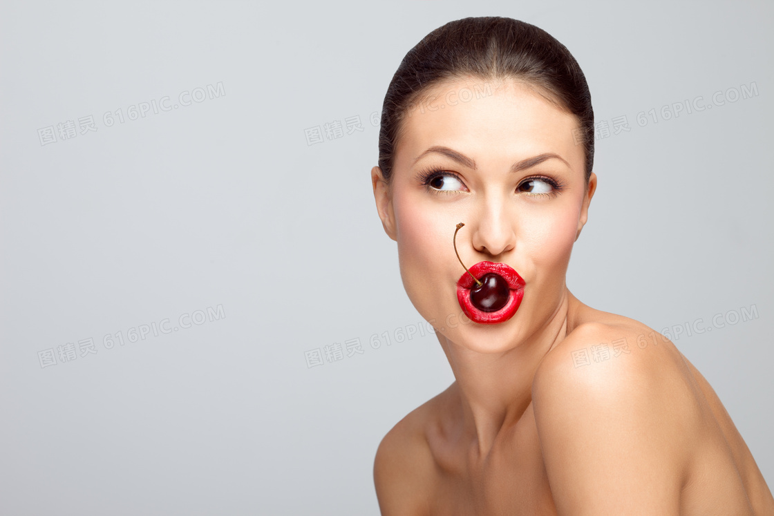 嘴含着樱桃的红唇美女摄影高清图片