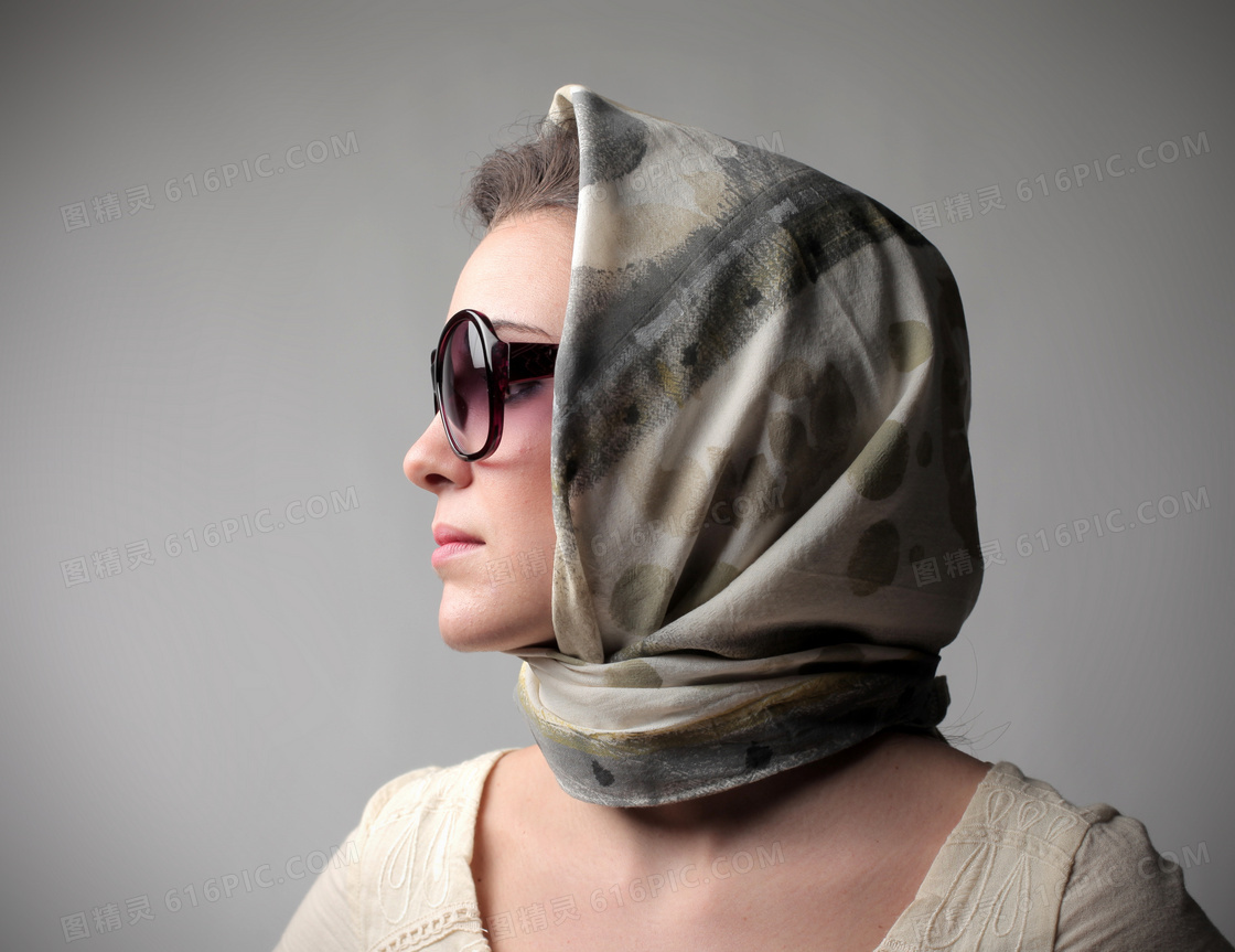 包着头巾的妇女侧面摄影高清图片