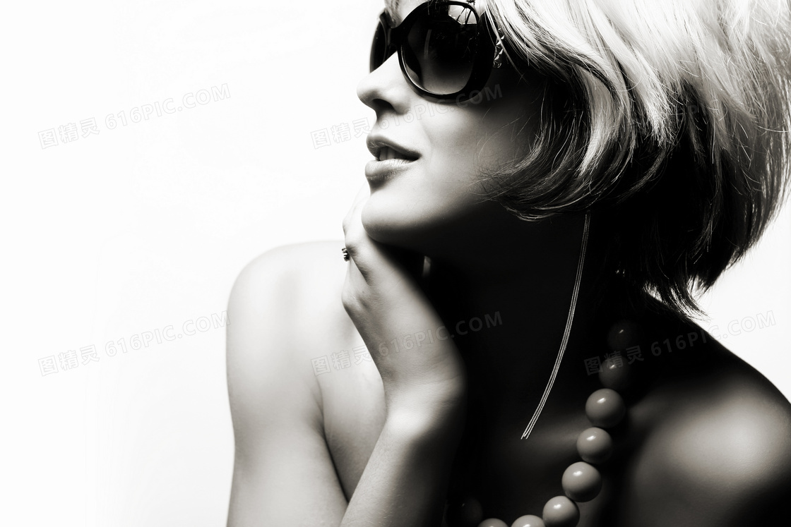 戴墨镜的美女黑白影像高清图片