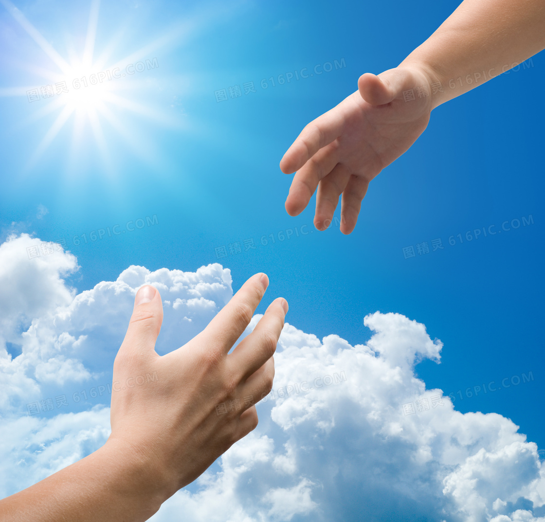 蓝天白云下两只手握在一起视频素材免费下载[万图聚视频素材网]