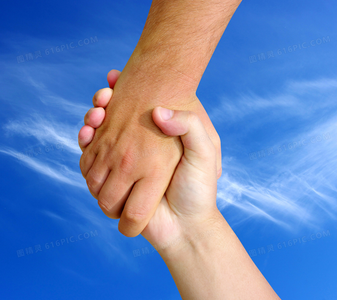 蓝天白云握手的手势高清摄影图片
