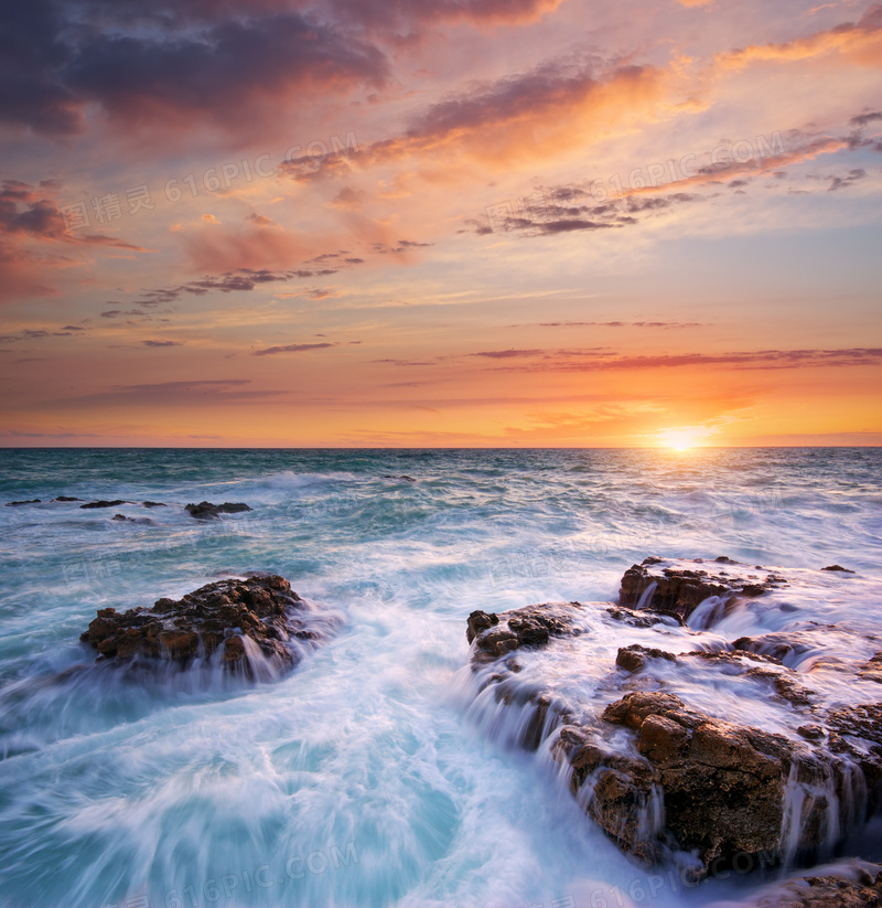 海上日出和海边岩石摄影图片