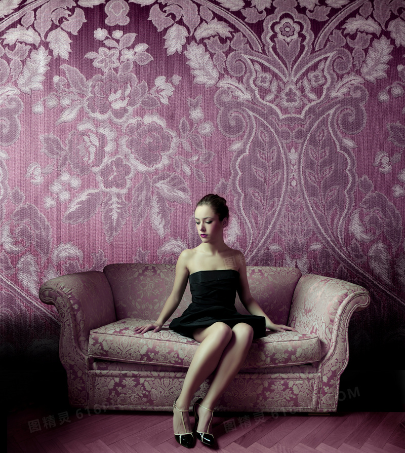 欧式房间坐在沙发上的美女摄影高清图片