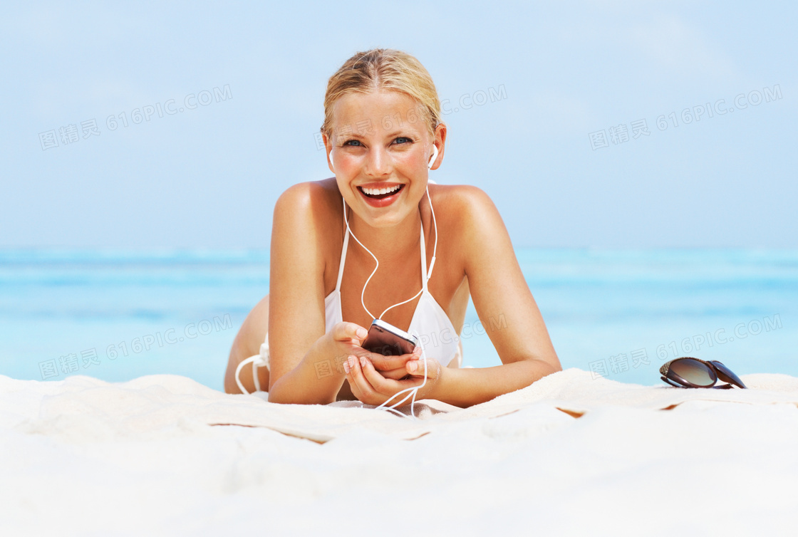 夏天海滩上度假的美女人物高清摄影图片
