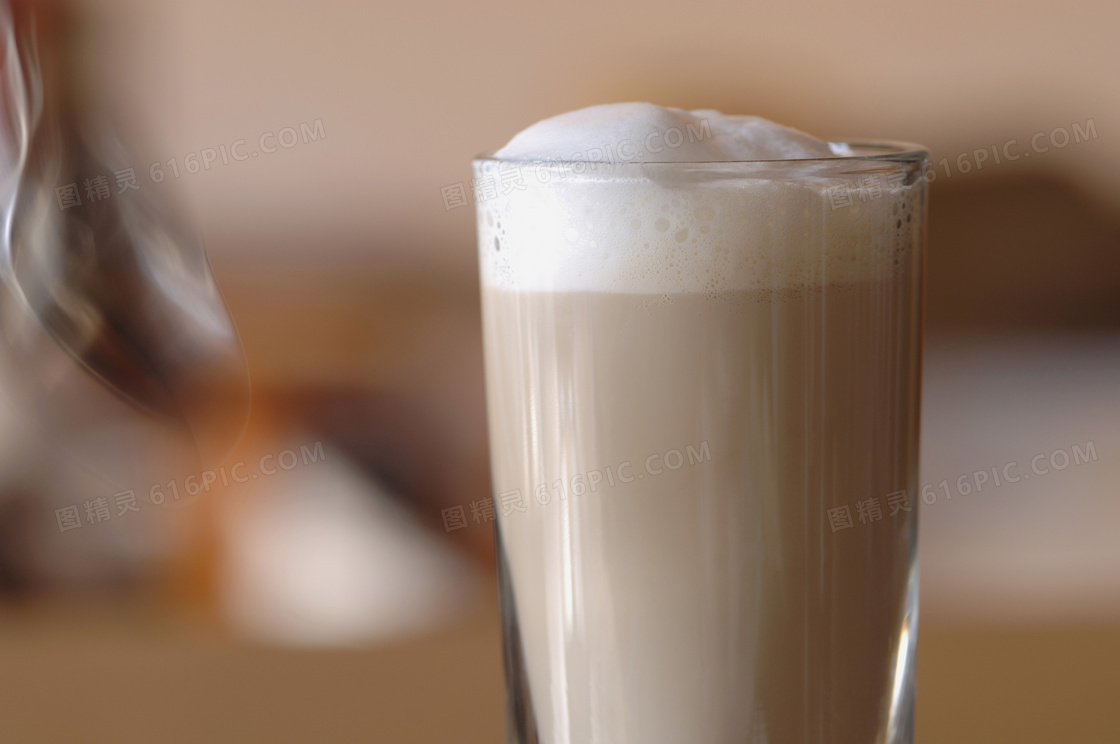 玻璃杯中的奶茶和沫子摄影图片