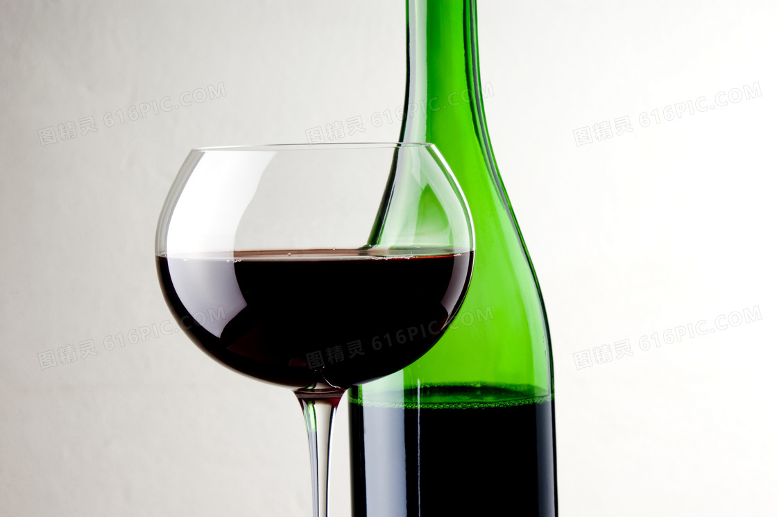红葡萄酒杯与酒瓶特写高清摄影图片