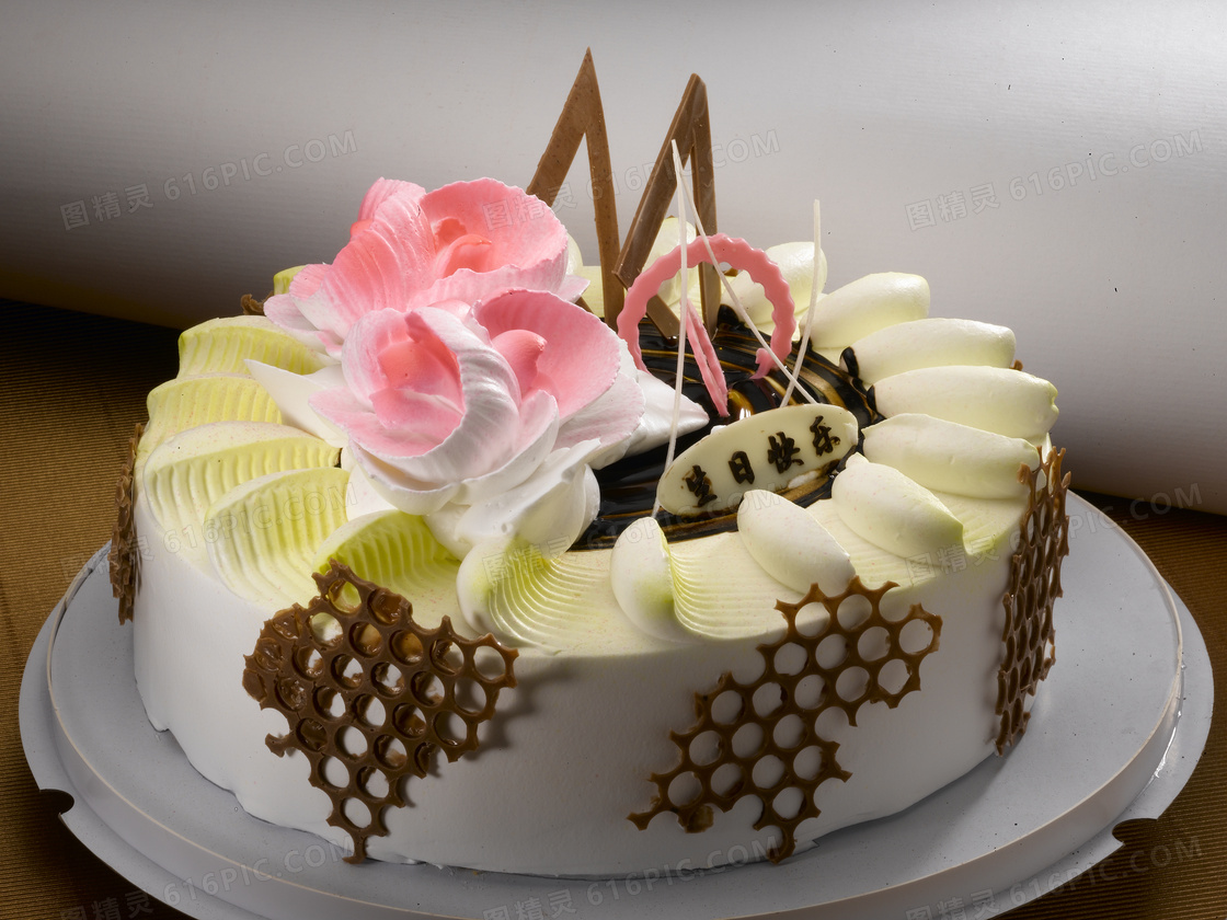 玫瑰花形状奶油蛋糕摄影图片