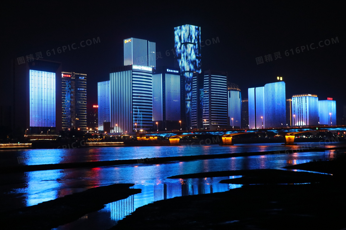 夜晚城市建筑幕墙景观照明摄影图片