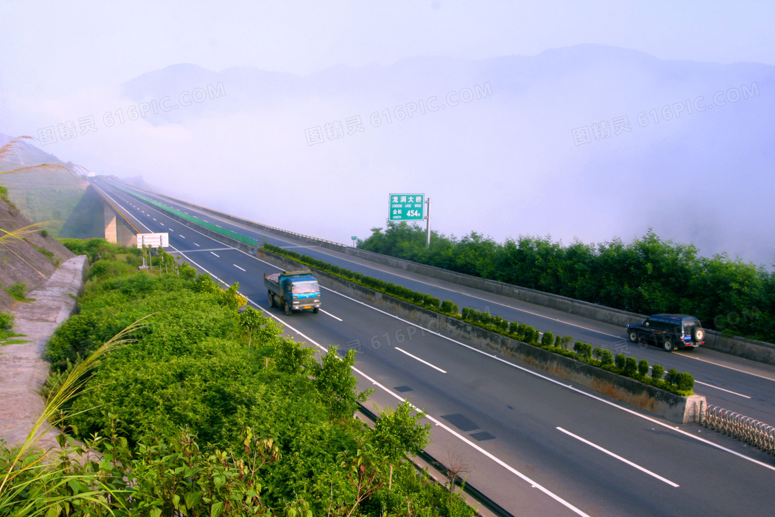 大雾笼罩下的大山与公路高清摄影图片