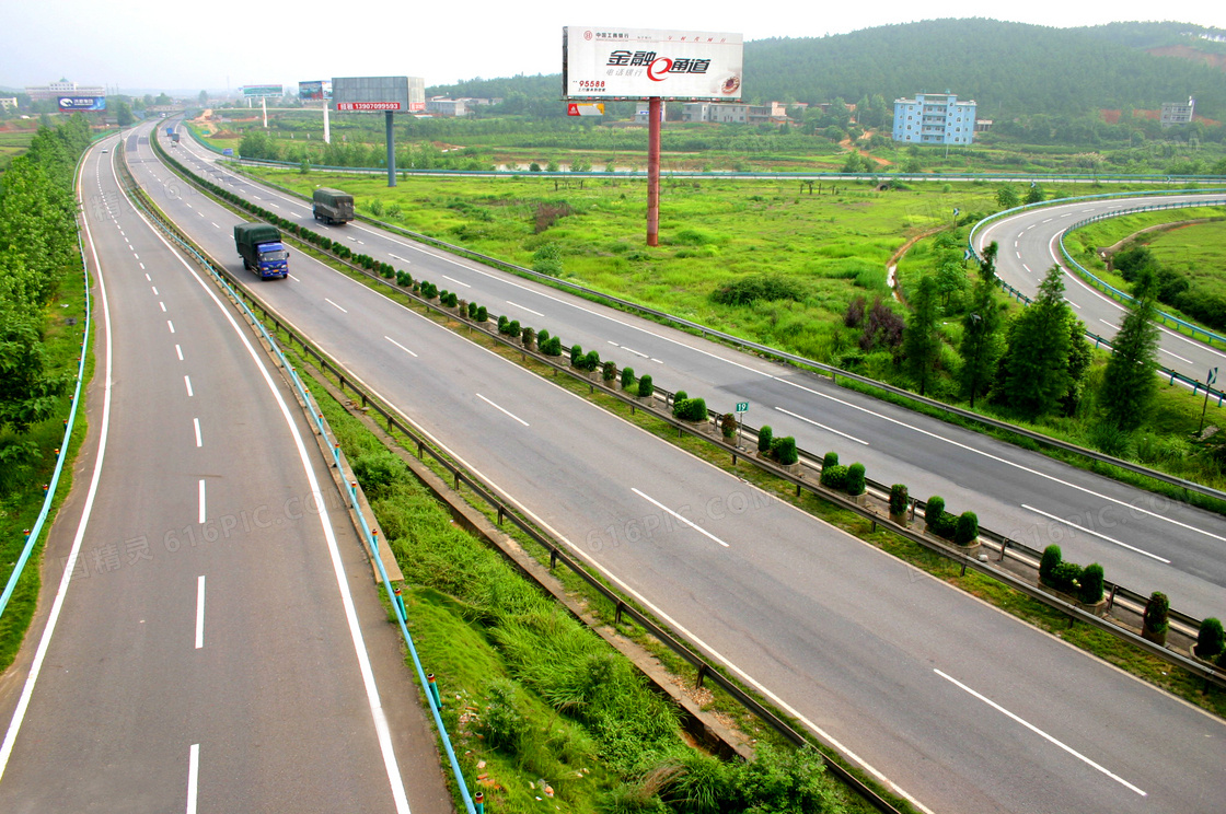 行驶在高速公路上的车辆高清摄影图片