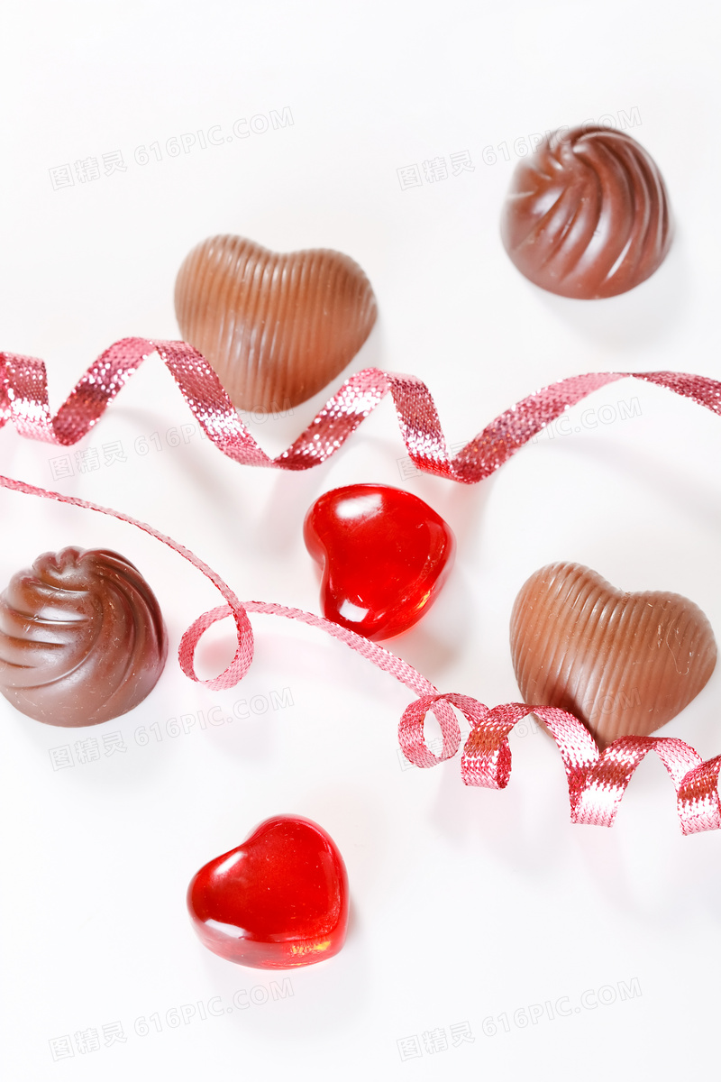 巧克力桃心糖果与丝带高清摄影图片