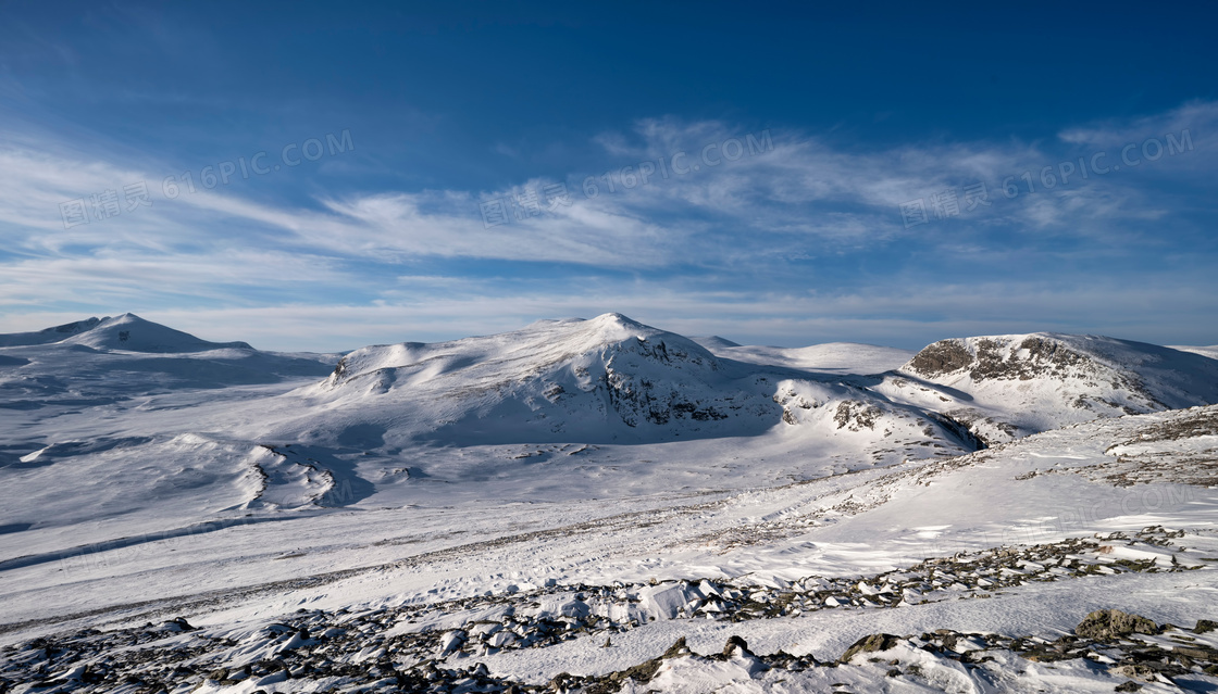 蓝天白云与冰雪覆盖的山地高清图片