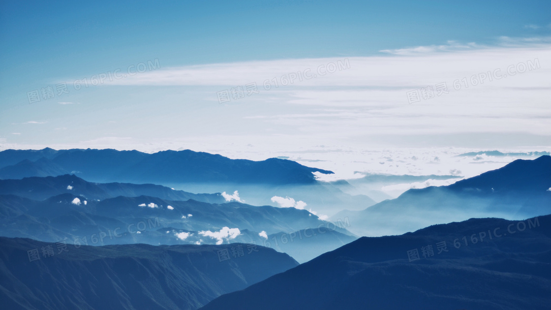 雾气缭绕的山顶美景摄影图片