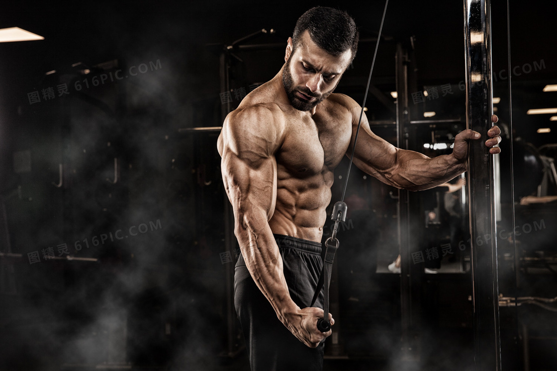 屈臂下拉训练肌肉男子摄影高清图片