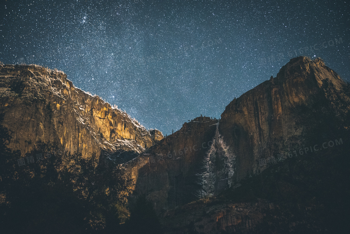 夜晚繁星下的大山高清摄影图片