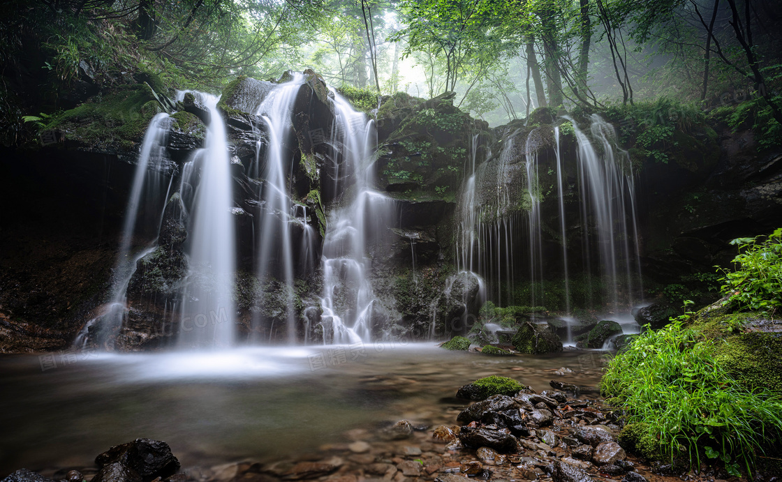 树林中的小溪瀑布高清摄影图片