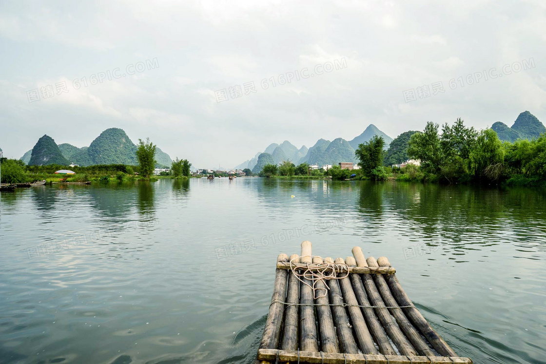 桂林山水风光和竹筏摄影图片
