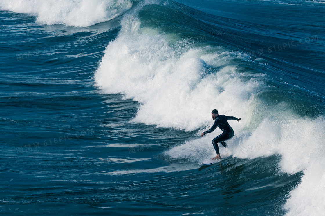 海面上畅快冲浪的男子摄影高清图片