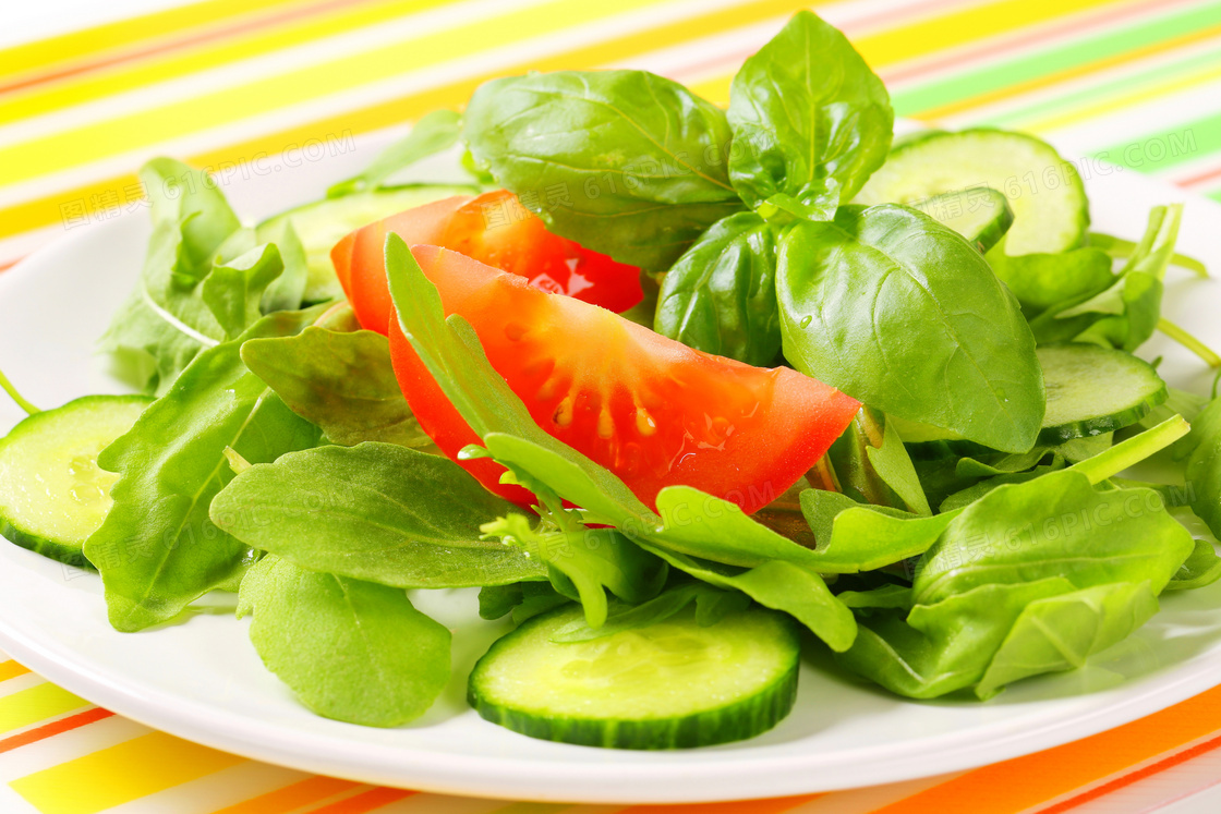 翠绿罗勒叶点缀的蔬菜沙拉高清图片